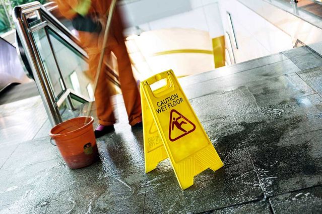 Výstražné značenie signalizujúce mokrú a klzkú podlahu