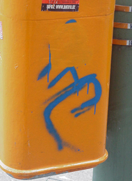 Odstránenie graffiti z pogumovaného povrch (odpadkový kôš)