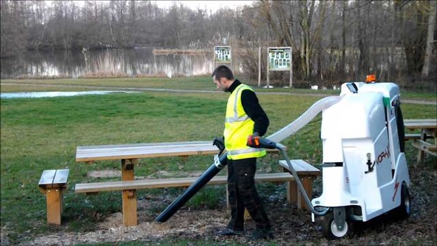 Pracovník obsluhuje komunálny vysávač s batériovým pohonom VORAX NC 340