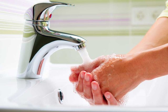 Ummývanie rúk pod tečúcou vodou