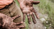Ako si chrániť ruky pri manuálnej práci? Pomôcť vám môžu aj tekuté rukavice