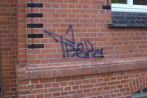 Znehodnotený povrch tehál graffitmi
