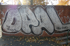Čistenie graffiti z tehlovej steny