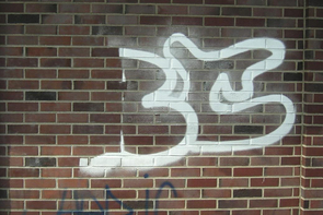 Odstránená časť graffiti z tehlovej steny