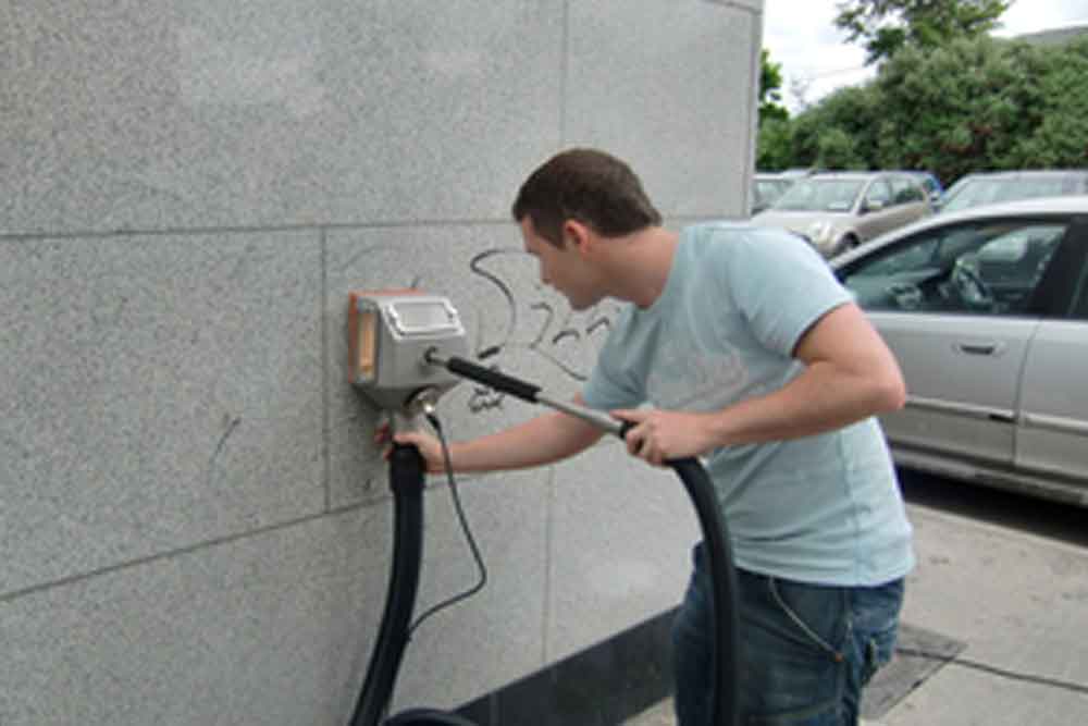 Pracovník odstraňuje graffiti pomocou prístroja Tornado ACS.